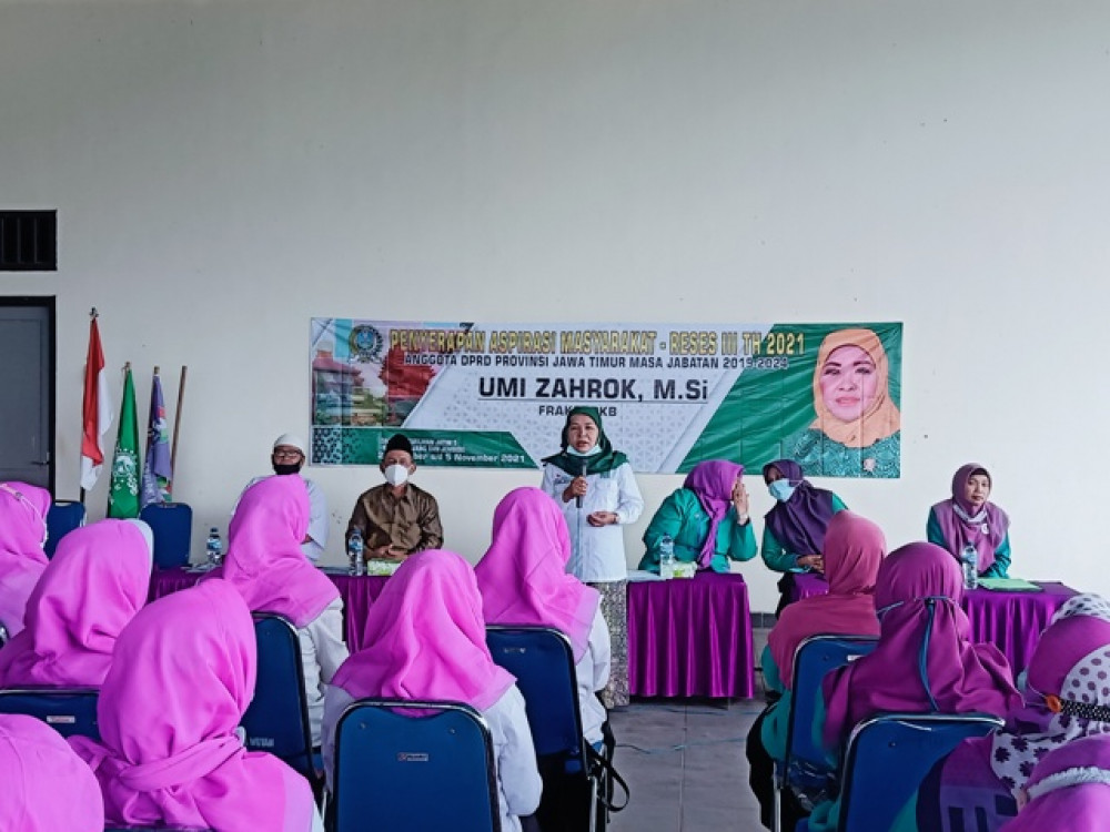 Anggota DPRD Jatim, Umi Zahrok Dapat Keluhan Tenaga Perawat dan Kelangkaan Pupuk